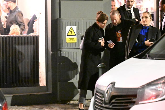 FOTO: Jakub Prachař a Sara Sandeva na odchodu z párty. – stránka 9