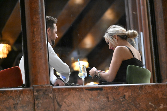 FOTO: Denisa se svou novou známostí. – stránka 84