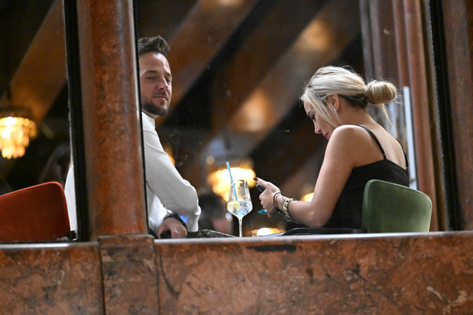 FOTO: Pár společně po premiéře filmu poseděl u skleničky. – stránka 83