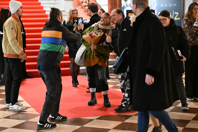 FOTO: Erika se fotila s fanoušky. – stránka 82