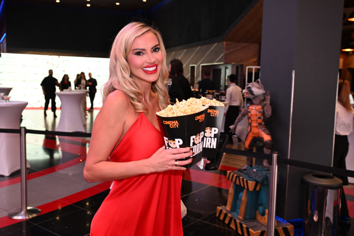 FOTO: Denise Ayverdi na promítání Bachelora. – stránka 3