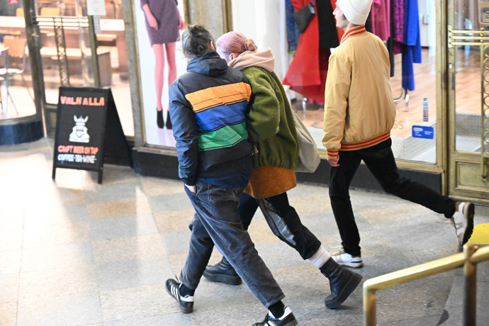 FOTO: Erika odcházela s partnerem. – stránka 80