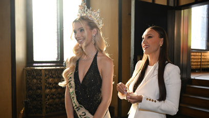 FOTO: Vítězka světové soutěže Miss Earth 2025 Natálie Puškinová s Taťánou Makarenko.