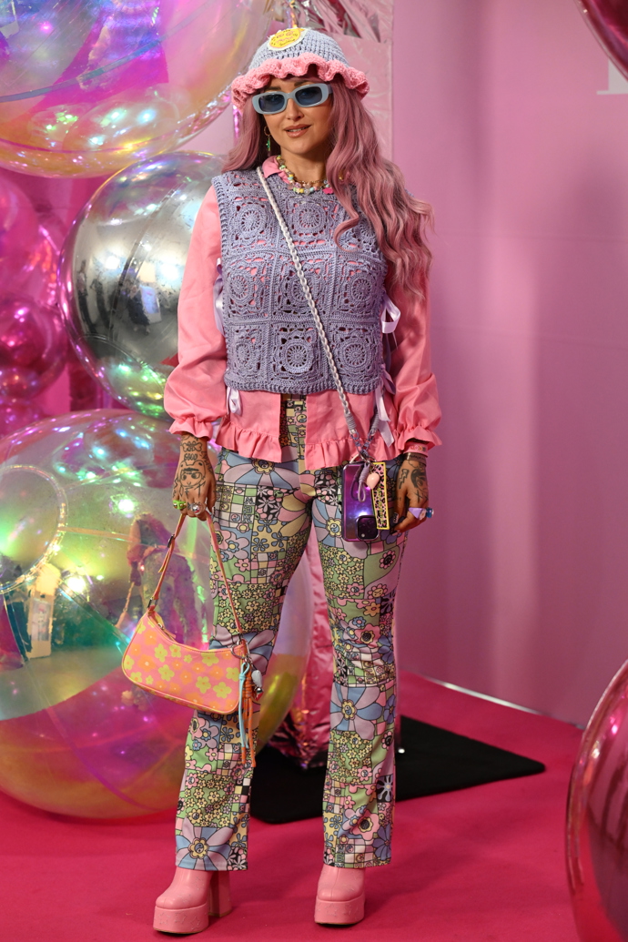 FOTO: Zpěvačka Sharlota. – stránka 15