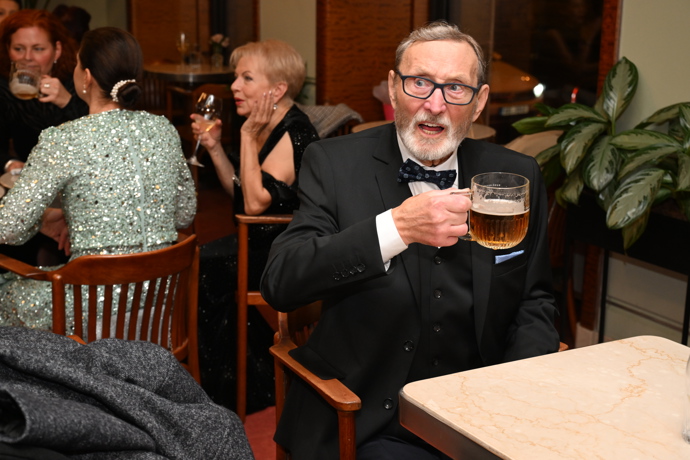 FOTO: Ladislav Frej si dopřával pivo. – stránka 7
