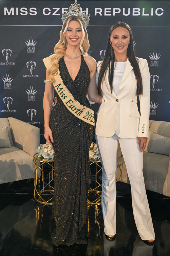 FOTO: Vítězka světové soutěže Miss Earth 2025 Natálie Puškinová s prezidentkou Miss Czech Republic Taťánou Makarenko.