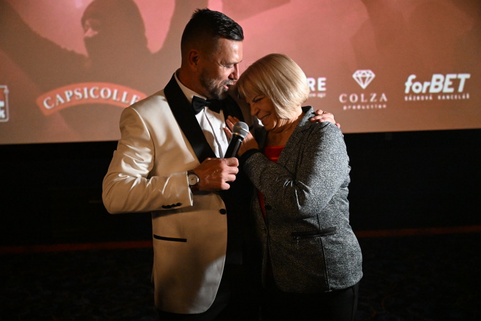 FOTO: Tomáš Řepka spolu se svou maminkou. – stránka 23