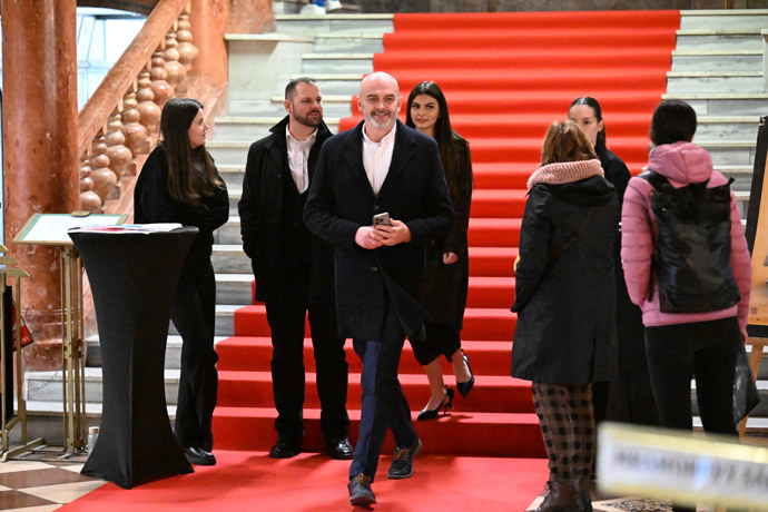 FOTO: René Decastelo s dcerou Zuzanou při odchodu. – stránka 6