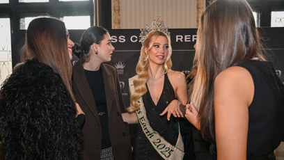 FOTO: Natálie Puškinová při konverzaci s kamarádkami.