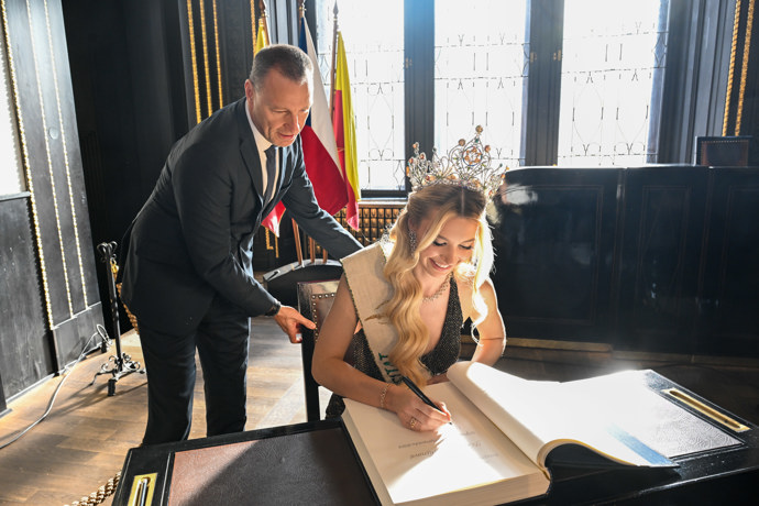 FOTO: Vítězka světové soutěže Miss Earth 2025 Natálie Puškinová. – stránka 9