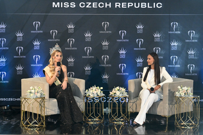 FOTO: Vítězka světové soutěže Miss Earth 2025 Natálie Puškinová s Taťánou Makarenko na pódiu. – stránka 7