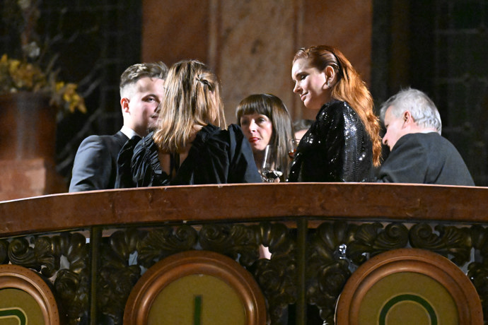 FOTO: Hlouček herců na skleničce. – stránka 22