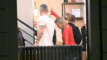 FOTO: Herečka se na parketu odvázala se svými kamarády.