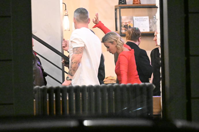 FOTO: Herečka se na parketu odvázala se svými kamarády. – stránka 57