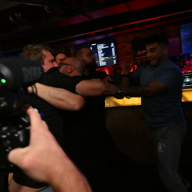 Veselý se neudržel a skočil z pódia.