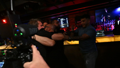 FOTO: Veselý se neudržel a skočil z pódia.