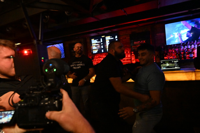 FOTO: Skok z pódia odstartoval naprostý chaos. – stránka 17