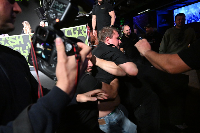 FOTO: Okamžitý a bleskový zásah ochranky. – stránka 16