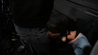 FOTO: Tři sekuriťáci museli povalit Veselého na zem.