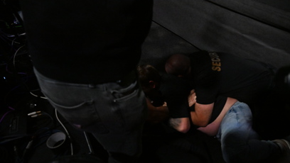 FOTO: Tadeáš Veselý zpacifikovaný na zemi ochrankou.