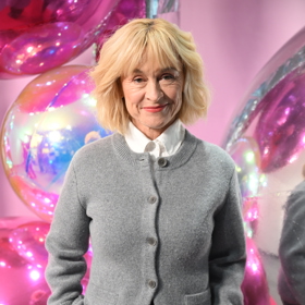 Herečka Dana Batulková košilí s límečkem ozvláštňuje kardigany.