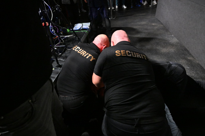 FOTO: Detail na zásah security, která Veselého zalehla. – stránka 11