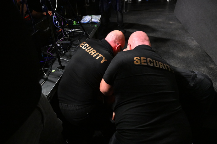 FOTO: Detail na zásah security, která Veselého zalehla. – stránka 10