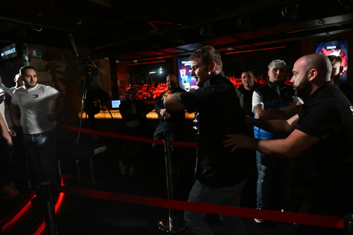 FOTO: Veselého odtahují pryč ze sálu. – stránka 9