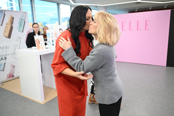 FOTO: Jitka Čvančarová s Danou Batulkovou. – stránka 1