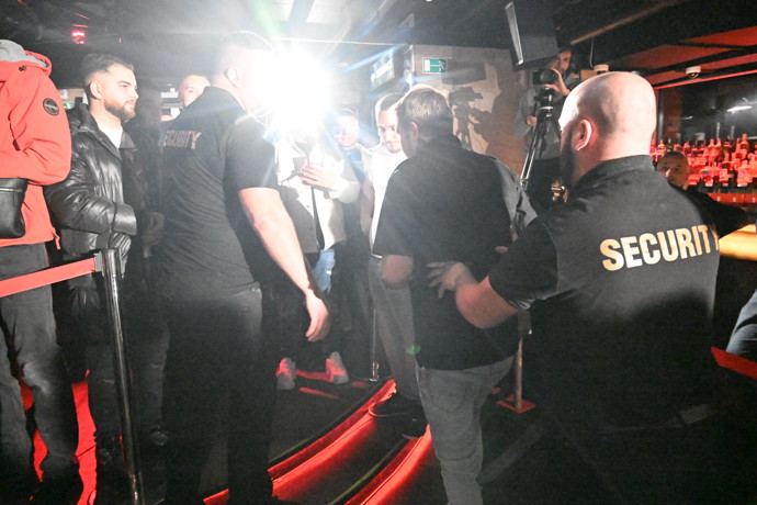 FOTO: Tisková konference se změnila v bitevní pole. – stránka 7