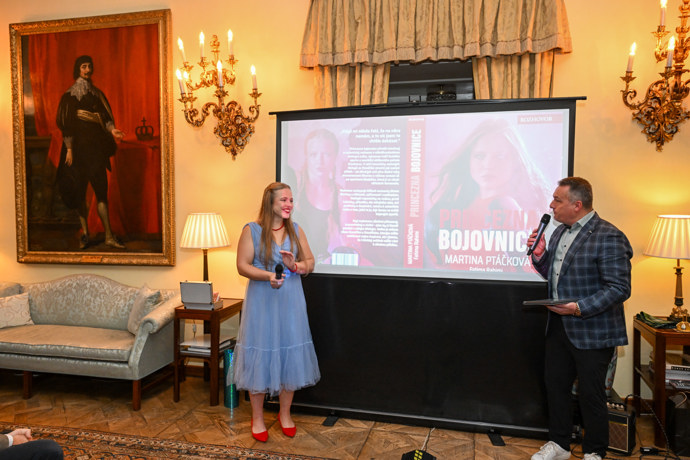 FOTO: Martina Ptáčková představila novou knihu. – stránka 8