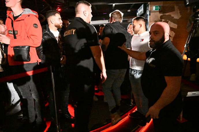 FOTO: Celý incident sledovali přítomní diváci. – stránka 5