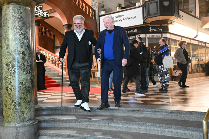 FOTO: Jiří Lábus si nenechal ujít premiéru nové české komedie Milion. – stránka 8