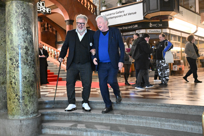 FOTO: Jiří Lábus si nenechal ujít premiéru nové české komedie Milion. – stránka 7