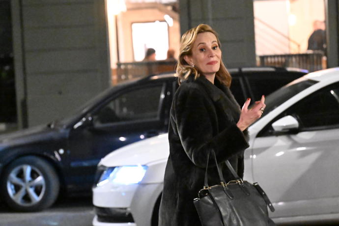 FOTO: Monika Absolonová při odchodu. – stránka 85