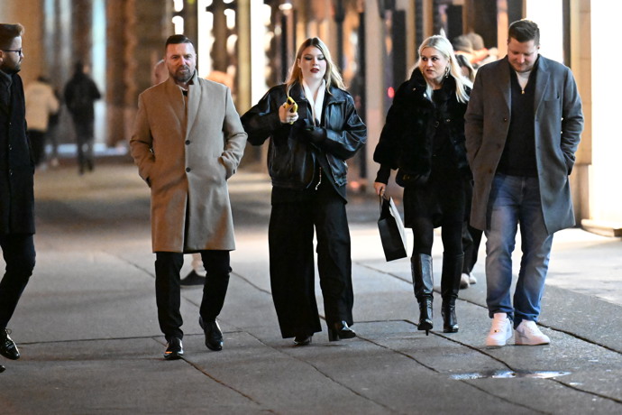 FOTO: Tomáš Řepka jde noční Prahou. – stránka 79