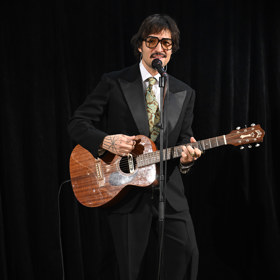 Jordan Haj vypadá jako herec Pedro Pascal. 