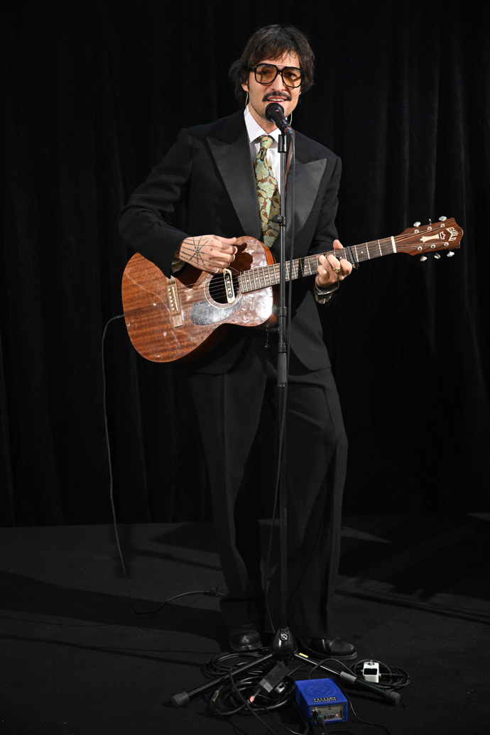 FOTO: Jordan Haj vypadá jako herec Pedro Pascal. – stránka 9