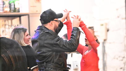 FOTO: Herečka divoce tančila se svými kamarády.