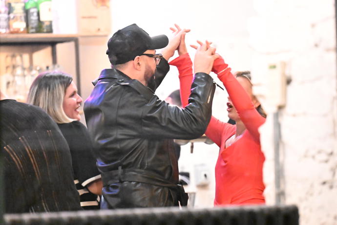 FOTO: Herečka divoce tančila se svými kamarády. – stránka 17