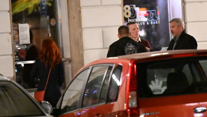 FOTO: Karlos Vémola před KU barem.