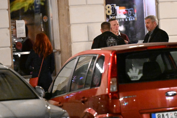 FOTO: Karlos Vémola před KU barem. – stránka 71