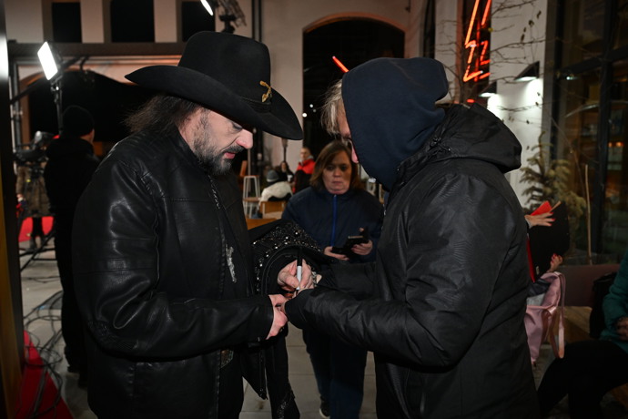 FOTO: Podpisáři nechybí ani na Slavících. – stránka 11