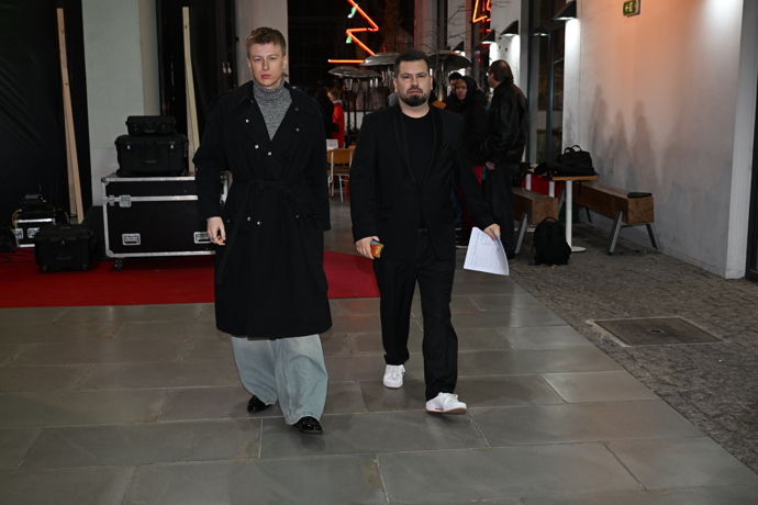 FOTO: Adam Mišík v doprovodu PR manažera Novy Daniela Maršalíka, který se tvářil jako jeho bodyguard. – stránka 6