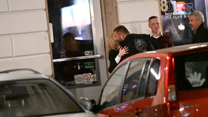 FOTO: Karlos Vémola se zdraví s Kateřinou Kristelovou.