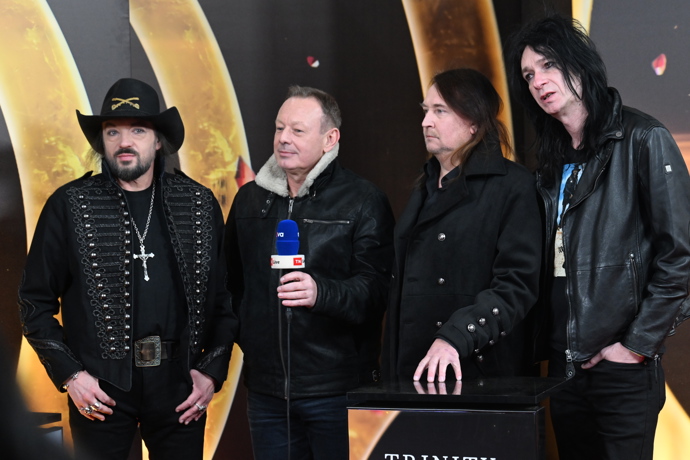 FOTO: Členové kapely Lucie ihned poskytovali rozhovory. – stránka 6