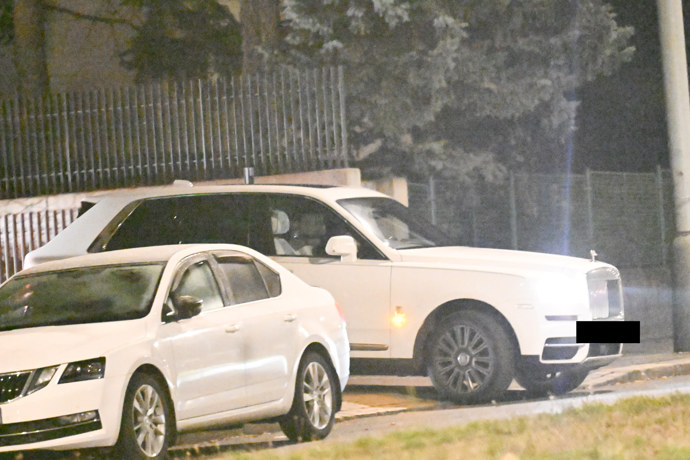 FOTO: Leoš Mareš ve svém luxusním autě. – stránka 130