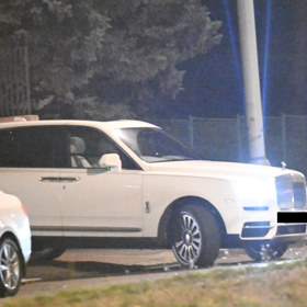 Leoš Mareš ve svém luxusním autě.