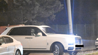 FOTO: Leoš Mareš ve svém luxusním autě.