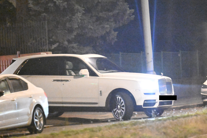 FOTO: Leoš Mareš ve svém luxusním autě. – stránka 129